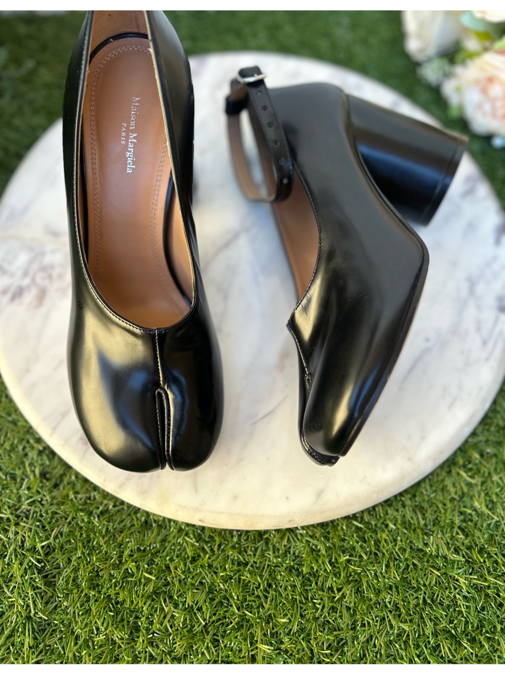 MAISON MARGIELA TABI PUMPS IN BLACK
$1,190 women 38.5 US 8.5 gently used - Picture 16 of 17